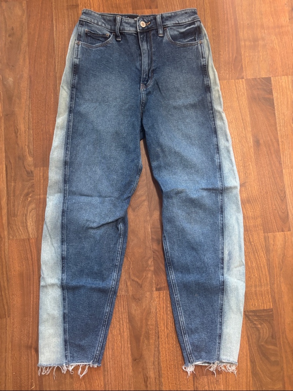 Hollister Ultra High Rise Vintage Relaxed Mom Jean Size 25